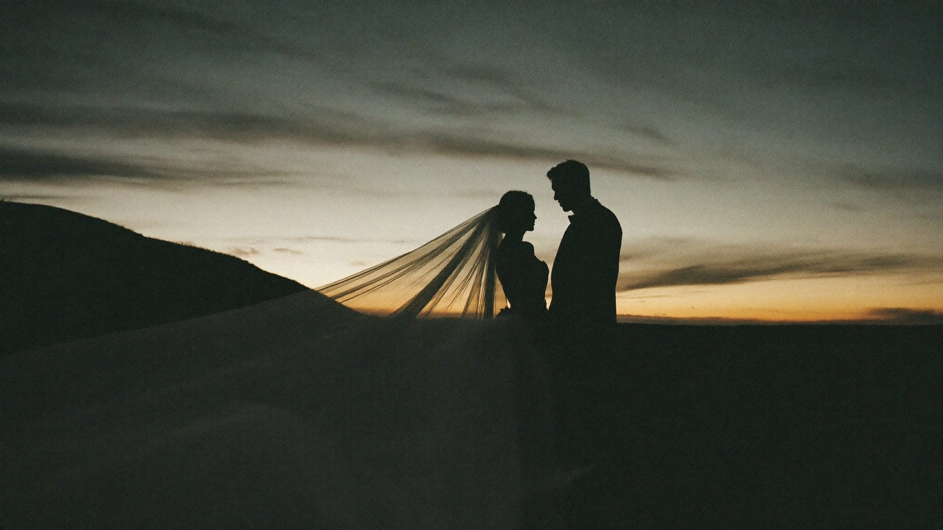 Mire și mireasă la apus, voalul purtat de vânt — fotografie cinematică Niro Wedding